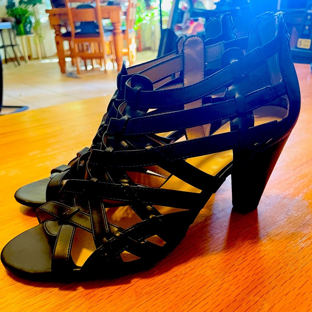 Roman black heel.